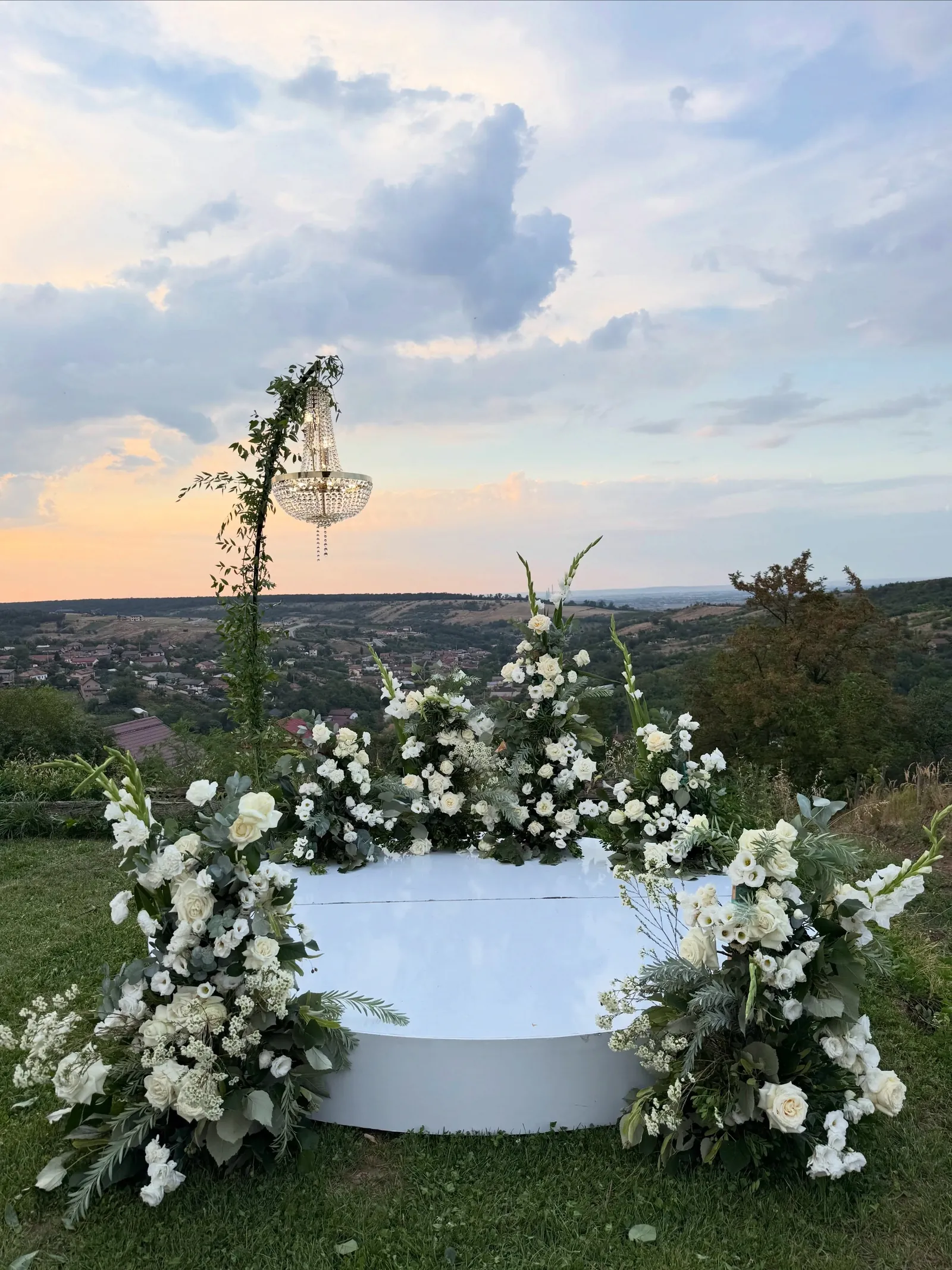 Decor de ceremonie în aer liber la apus