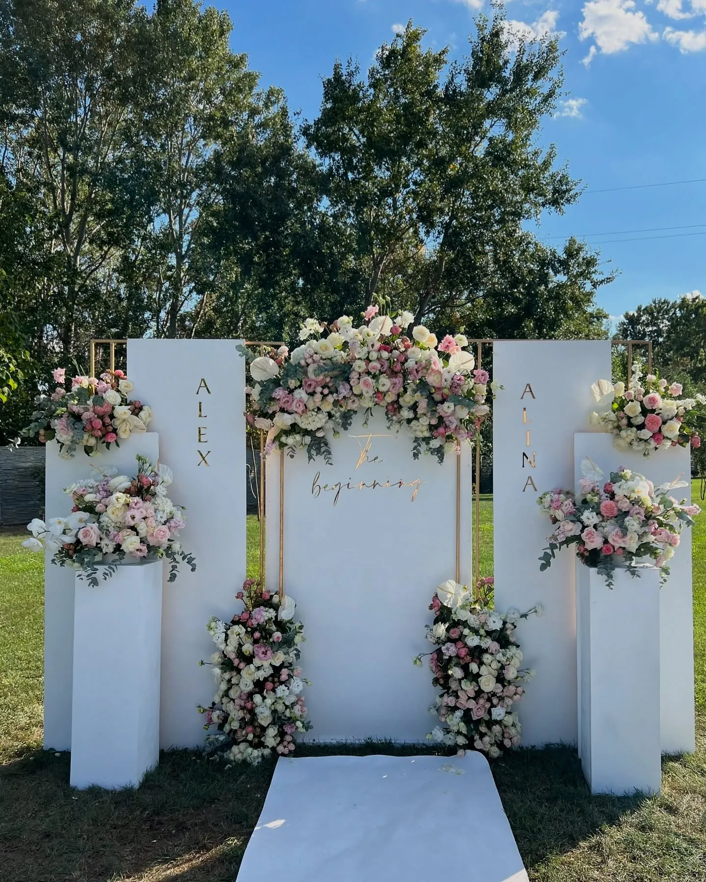 Panou de ceremonie cu aranjamente florale în grădină