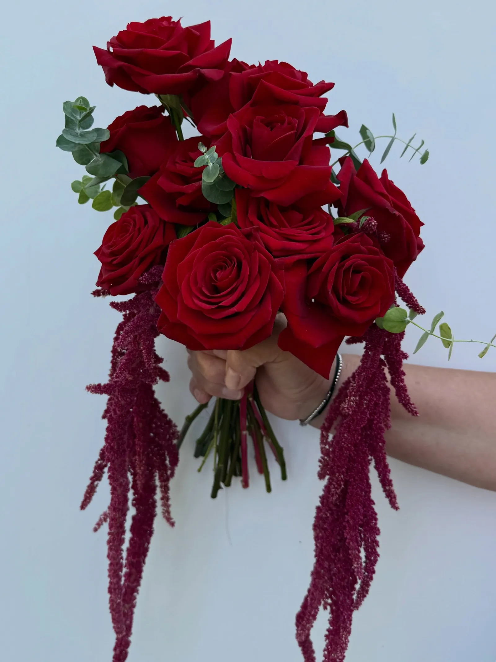 Buchet de trandafiri roșii cu amarant
