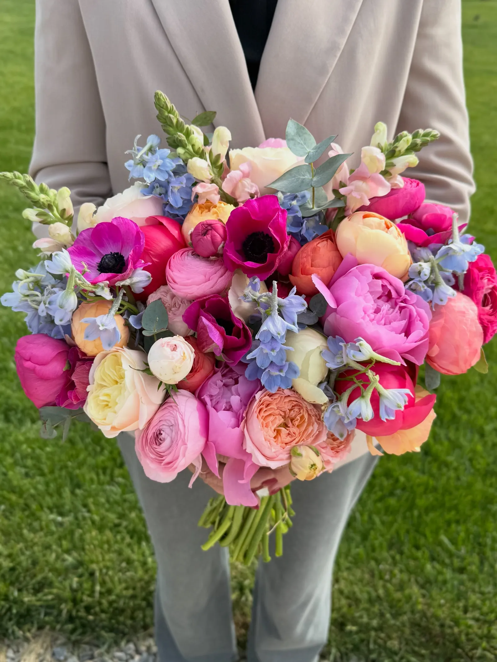 Buchet colorat cu anemone și bujori