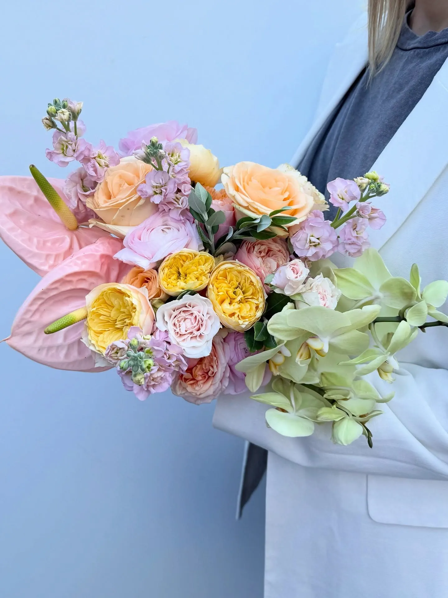 Buchet pastel cu anthurium și trandafiri