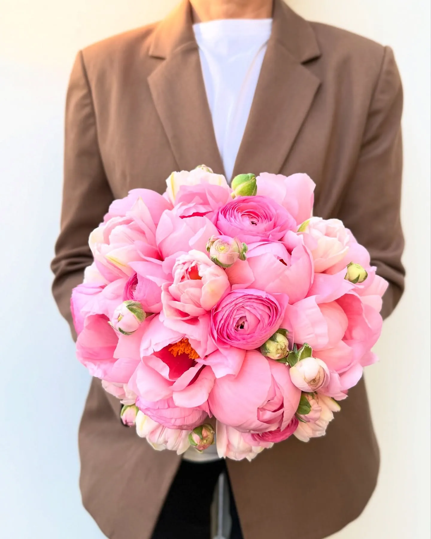 Buchet rotund de bujori roz
