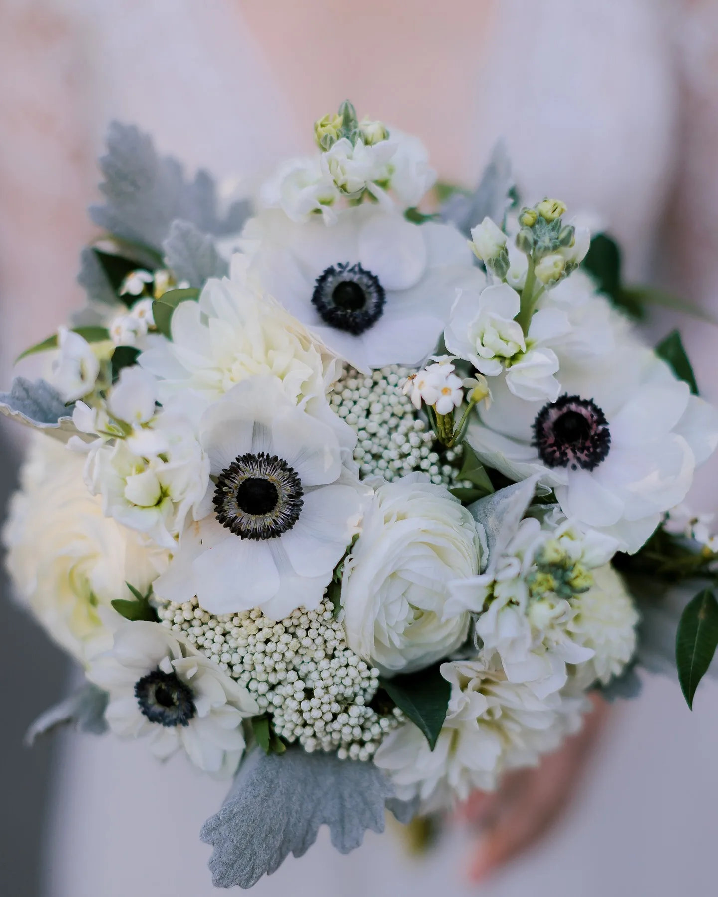 Buchet de mireasă cu anemone albe