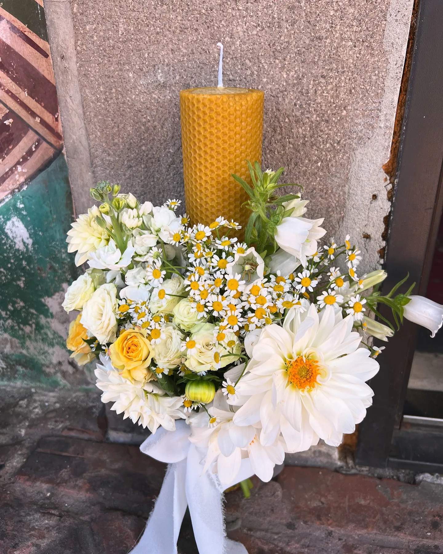 Lumânare de botez din ceară galbenă cu margarete