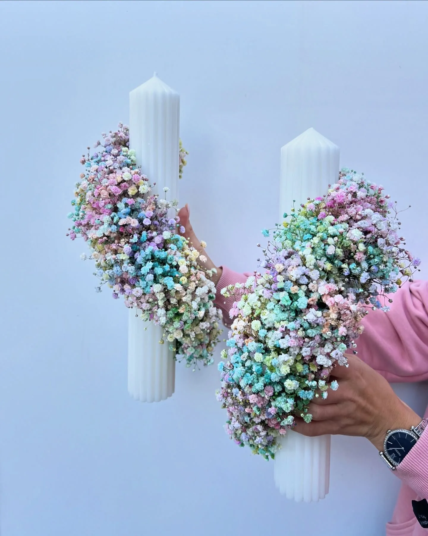 Lumânări de botez cu gypsophila colorată