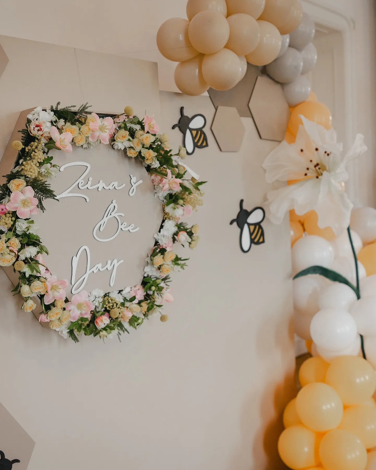 Decor de petrecere cu coroniță florală