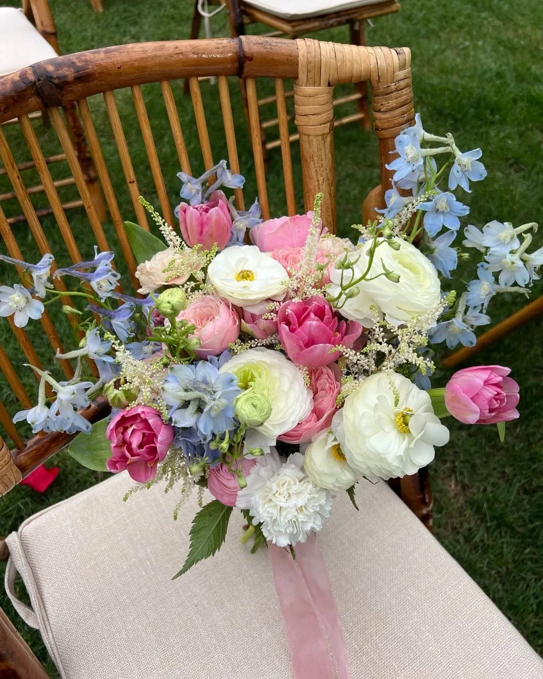 Buchet de primăvară pe scaun