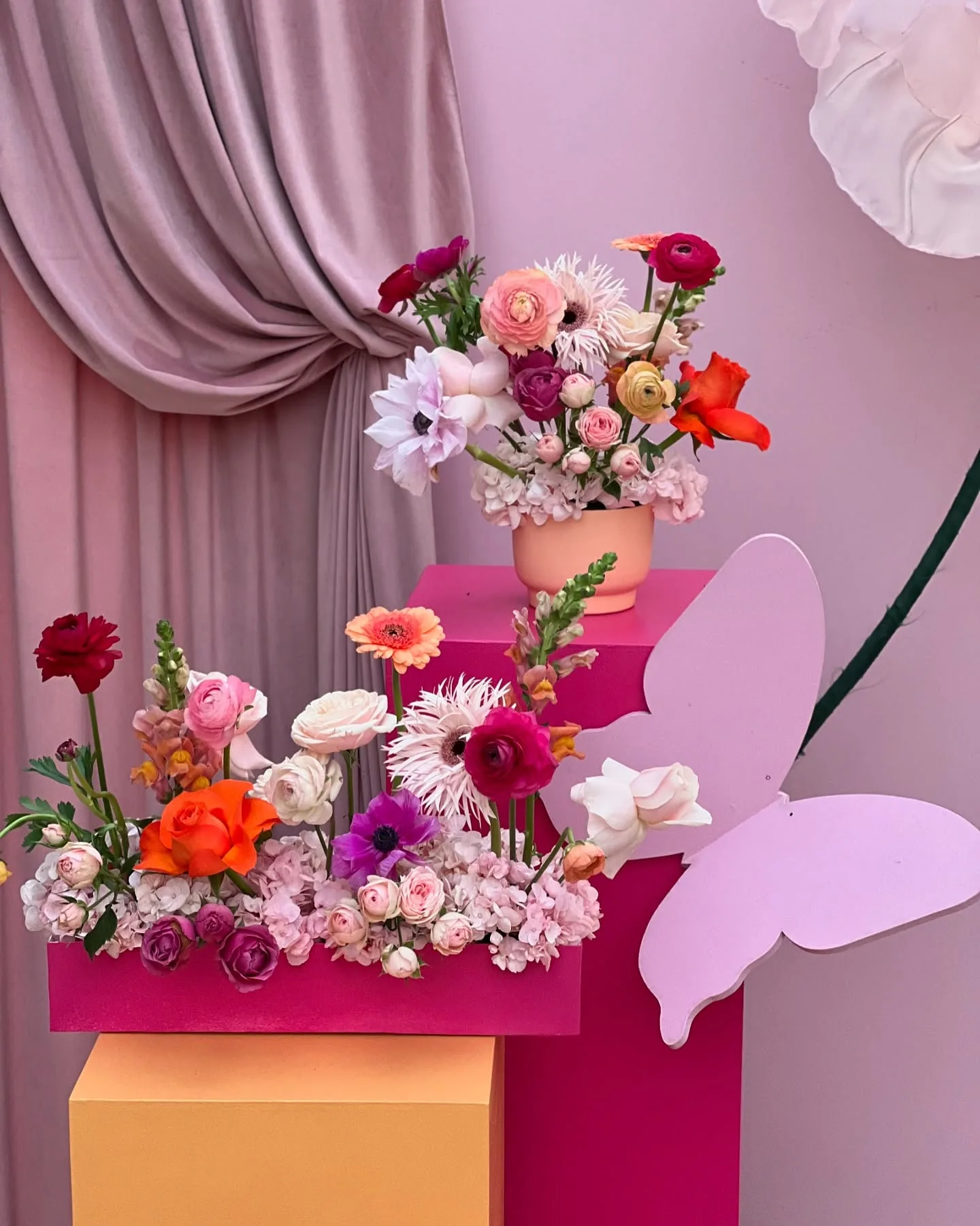 Decor colorat cu flori pe piedestal