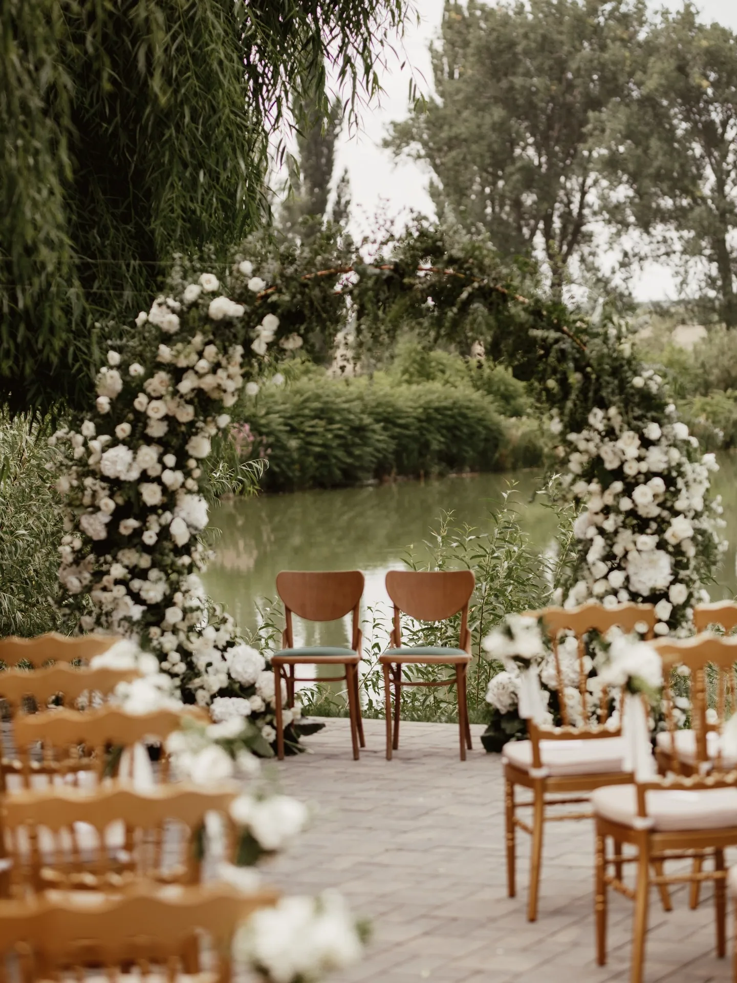 Arcadă florală lângă lac